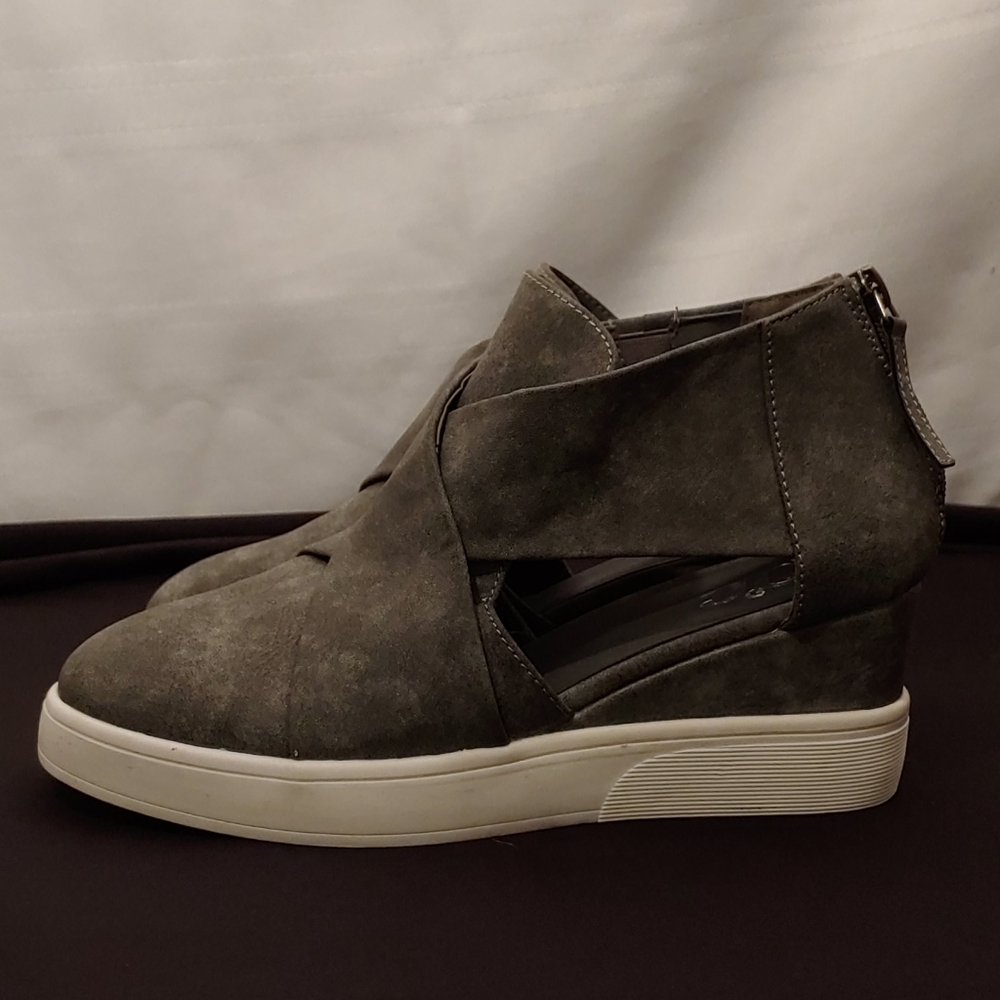 TC Sneakers - Picture 2 of 7